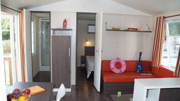 Family Mobile Home, 2 Bedrooms | Individually furnished, iron/ironing board, WiFi, bed sheets