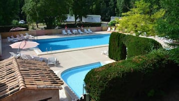 Sæsonbestemt udendørs pool, åben fra kl. 09.00 til kl. 19.00, parasoller