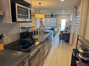 Frigorifero, microonde, forno, piano cottura