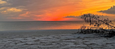 Am Strand, Liegestühle, Strandtücher