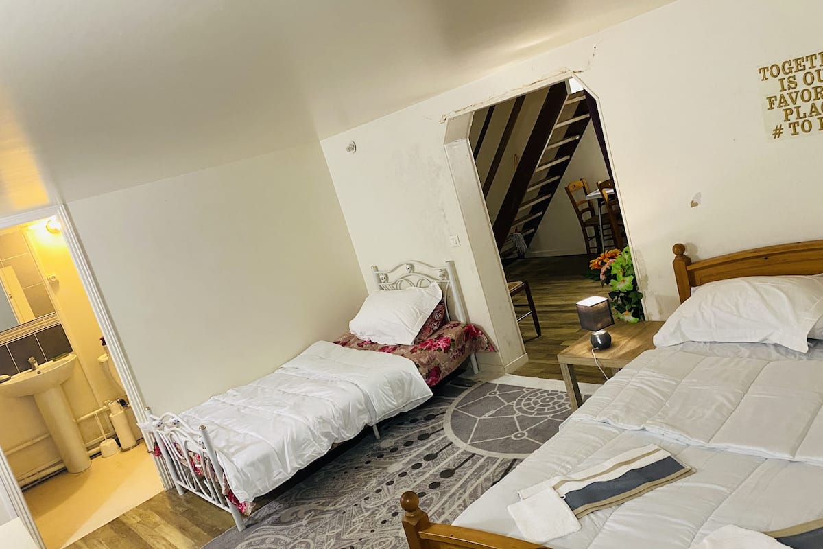 Habitación básica con 1 cama doble o 2 individuales