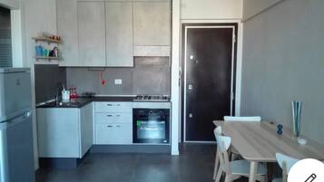 Réfrigérateur, four, plaque de cuisson