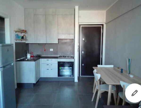 Frigorífico, horno, placa de cocina y utensilios de cocina
