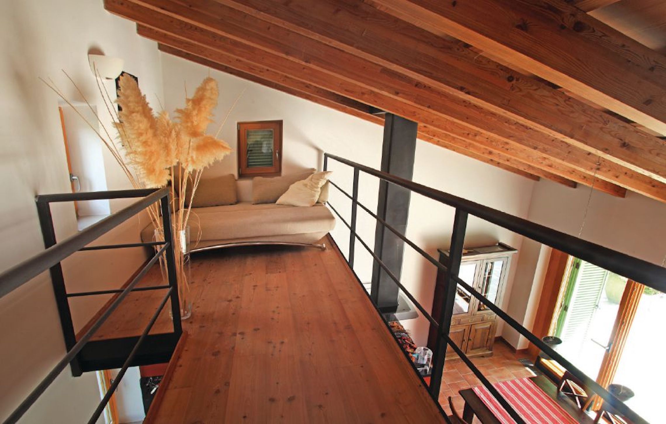 Televisión, reproductor de DVD, libros, estéreo