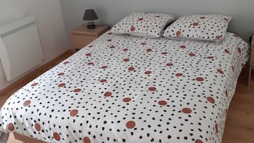 1 habitación, cuna de viaje y ropa de cama