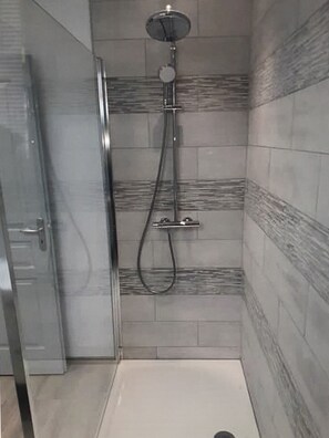 Douche, sèche-cheveux, serviettes fournies