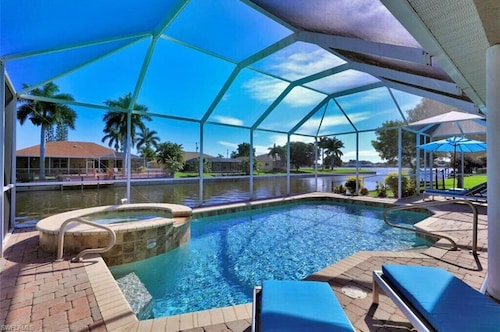 Luxurious Waterfront Villa with 4 Bedrooms, Private Heated Pool and Hot Tub!