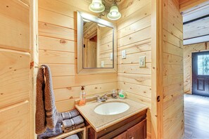 Free toiletries, hair dryer, towels - Broken Bow Cabin w/ Hot Tub + Game Room! (Broken Bow)