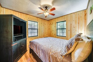 2 bedrooms, desk, Internet, bed sheets - Broken Bow Cabin w/ Hot Tub + Game Room! (Broken Bow)