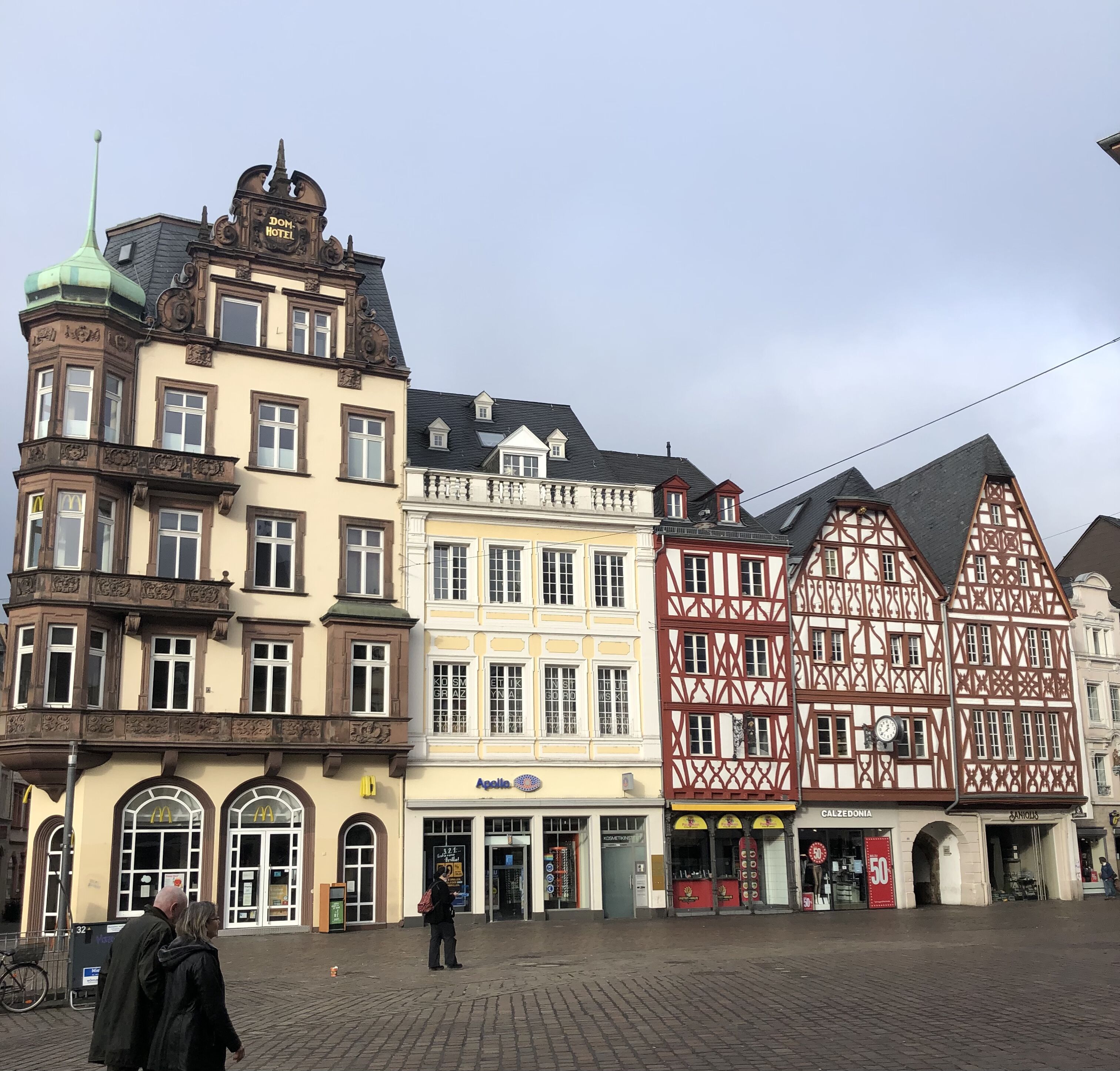 Il s’agit d’un bâtiment historique, doté d’une architecture européenne traditionnelle, qui se distingue par son imposant clocher et une enseigne indiquant la présence d’un hôtel.
