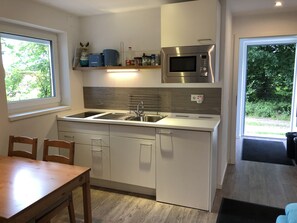 Réfrigérateur, four à micro-ondes, surface de cuisson, cafetière-théière
