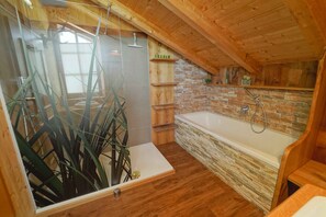 Badewanne, Haartrockner, Handtücher