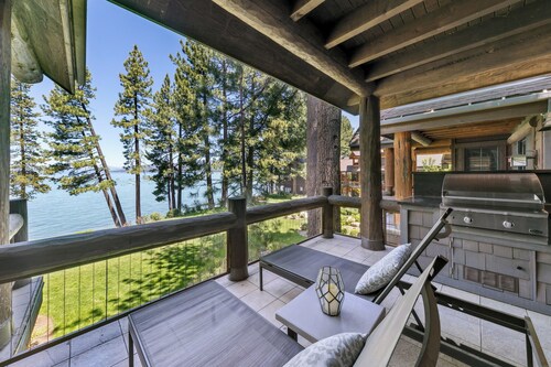 Luxury Lakefront Remodel BBQ, Hot Tub, near Heavenly | PEAK SS6