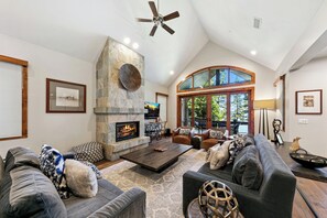 Smart TV, fireplace