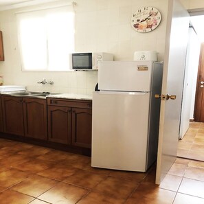 Frigorífic, microones, placa de cuina i cafetera i tetera 