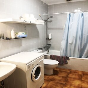 Bathtub, bidet