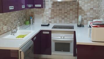 Jääkaappi, mikroaaltouuni, uuni, liesi