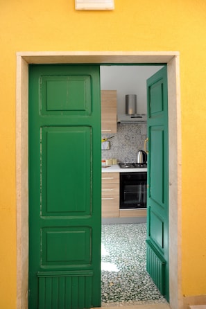 Kühlschrank, Ofen, Herdplatte, Wasserkocher mit Kaffee-/Teezubehör