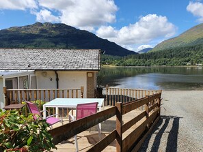 Outdoor dining - Hot Tub & Stunning Waterfront Views. Kayaks and SUPS free for guests use !!! (ARROCHAR)