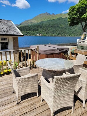 Outdoor dining - Hot Tub & Stunning Waterfront Views. Kayaks and SUPS free for guests use !!! (ARROCHAR)