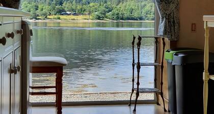 Hot Tub & Stunning Waterfront Views. Kayaks and SUPS free for guests use !!!