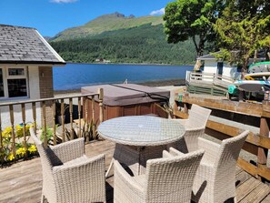 Outdoor dining - Hot Tub & Stunning Waterfront Views. Kayaks and SUPS free for guests use !!! (ARROCHAR)