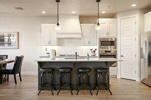 Fridge, microwave, oven, stovetop - 5 Star Zions St. George Retreat LOADED WITH EXTRAS! (Washington)