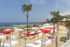 Ubicación cercana a la playa y toallas de playa