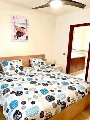 1 slaapkamer, een strijkplank/strijkijzer, wifi, beddengoed