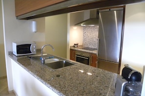 Frigorífico, microondas, horno y placa de cocina