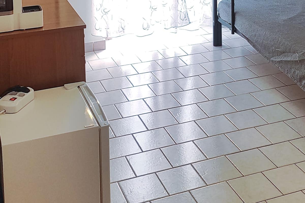 Habitación básica con 2 camas individuales | Decoración personalizada, muebles diferentes y wifi gratis