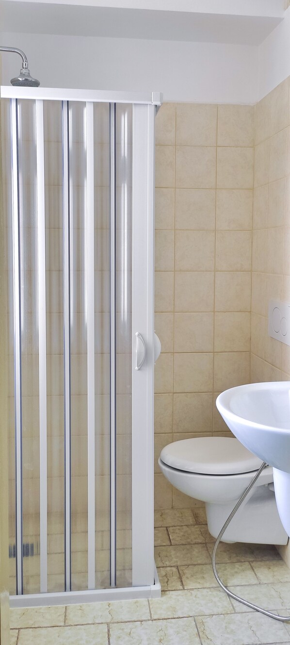 Basic Double or Twin Room | Bathroom | Shower, rainfall showerhead, hair dryer, towels