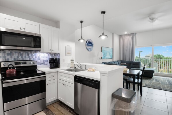 Refrigerador, microondas, horno y parrilla de estufa 