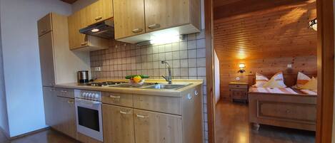 Fridge, oven, stovetop, coffee/tea maker