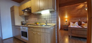 Kühlschrank, Ofen, Herdplatte, Wasserkocher mit Kaffee-/Teezubehör