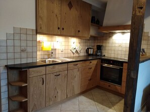 Fridge, oven, stovetop, dishwasher - Vacation apartment Rehblick 40 sqm, 1 bedroom, eat-in kitchen, terrace (Piding)