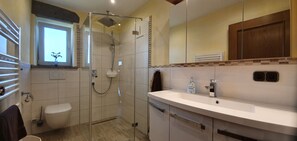 Dusche, Haartrockner, Handtücher