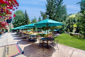 Outdoor dining - Ski-in/out, lodge-style studio w/ high-speed WiFi, shared pool/hot tubs/laundry (Vail)