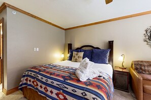 Iron/ironing board, internet, bed sheets - Ski-in/out, lodge-style studio w/ high-speed WiFi, shared pool/hot tubs/laundry (Vail)