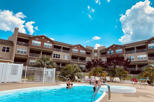 Una piscina al aire libre