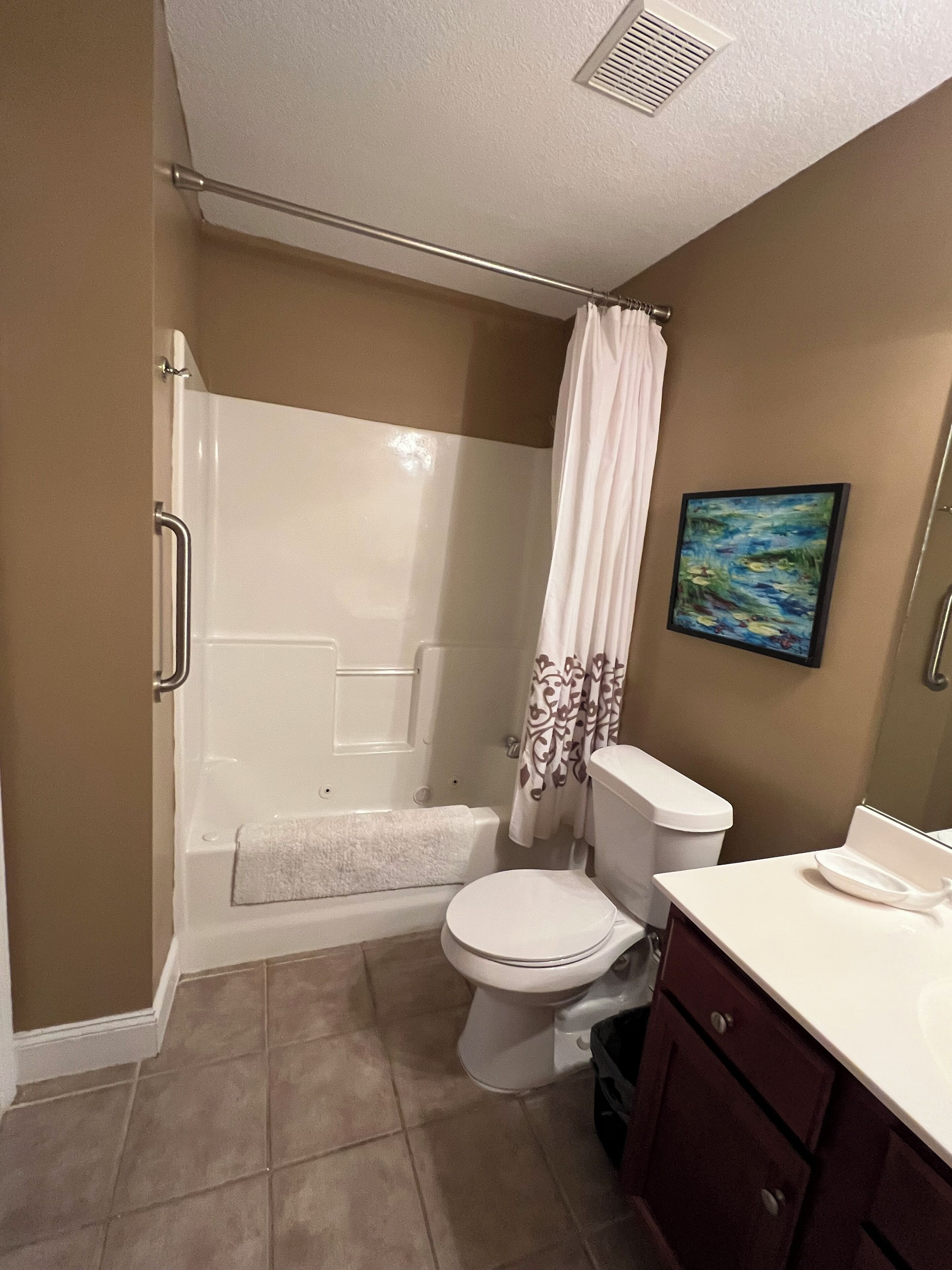 Combined shower/tub, jetted tub, hair dryer, towels