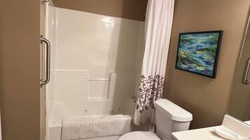 Combined shower/tub, jetted tub, hair dryer, towels