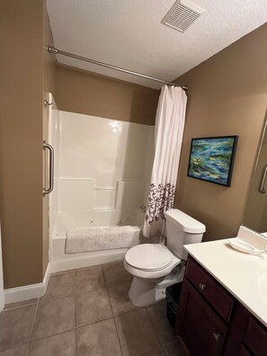 Combined shower/bathtub, jetted bath, hair dryer, towels