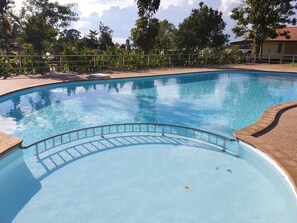 Outdoor pool - Phutarafah Resort (Wang Nam Khiao)