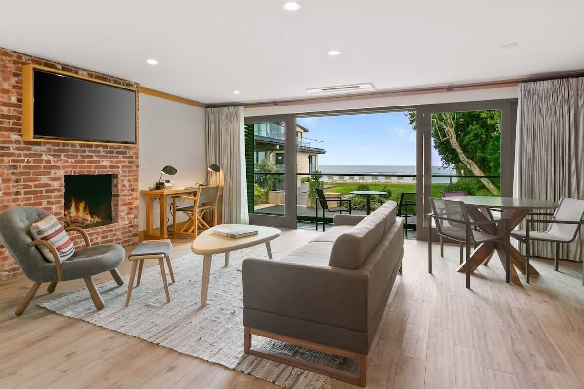 Televisión, chimenea y oficina 