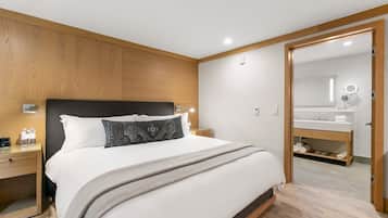 1 chambre, bureau, fer et planche à repasser, lit de bébé portatif