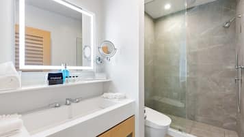 Douche, sĂšche-cheveux, serviettes fournies, savon