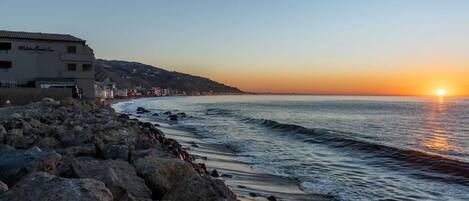 Sur la plage, chaise longue, serviettes de plage