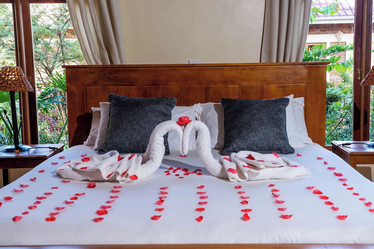 Pillowtop beds, in-room safe, desk, blackout drapes