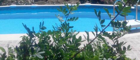 Una piscina al aire libre